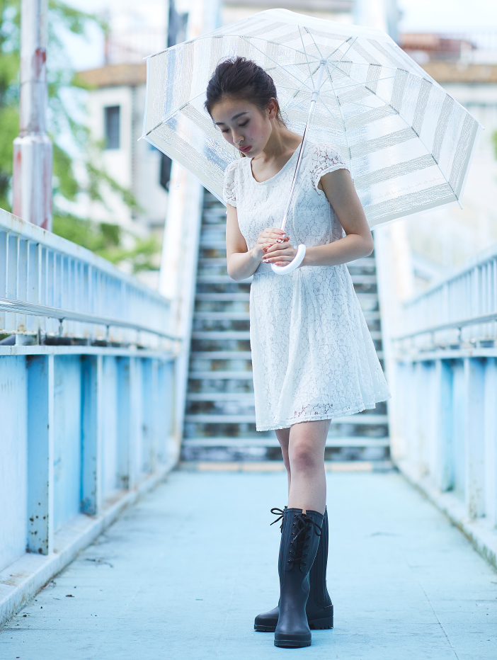 雨の日の編み上げレインブーツコーデ