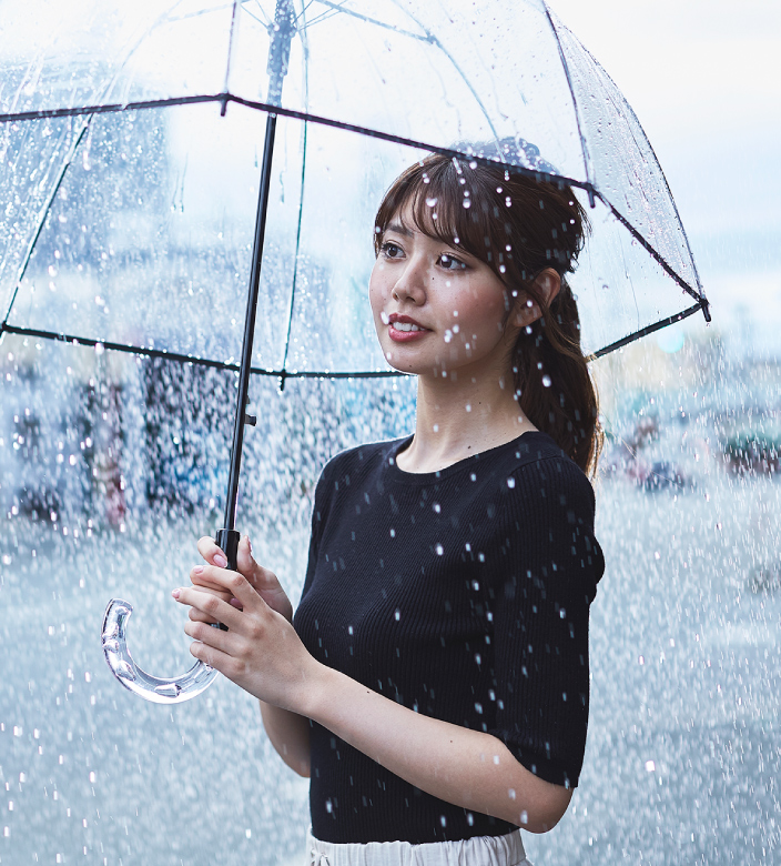 おしゃれな傘に合わせた雨の日コーデ