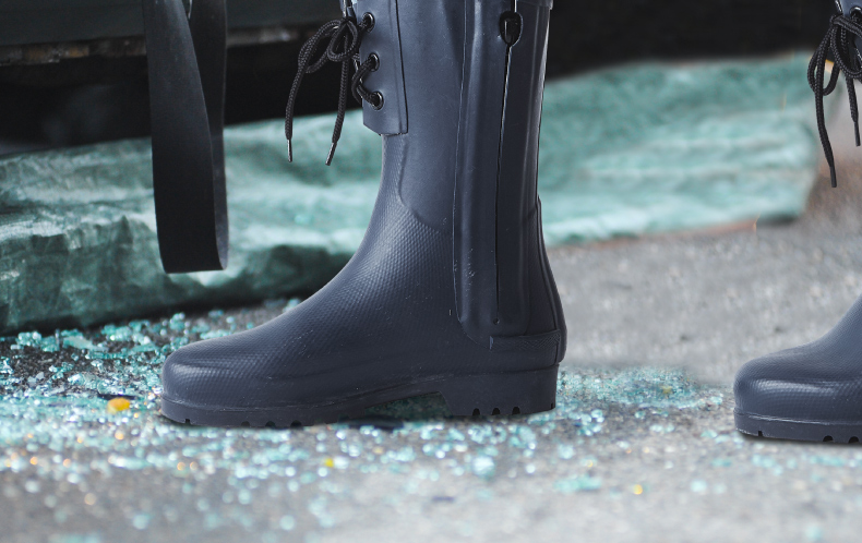 防災ブーツはガラスや瓦礫の上も歩ける